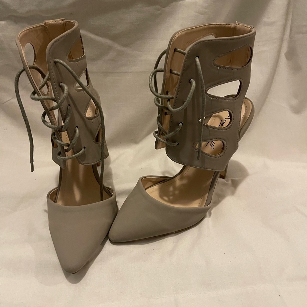 Anne Michelle , size 7 , tan/grayish color